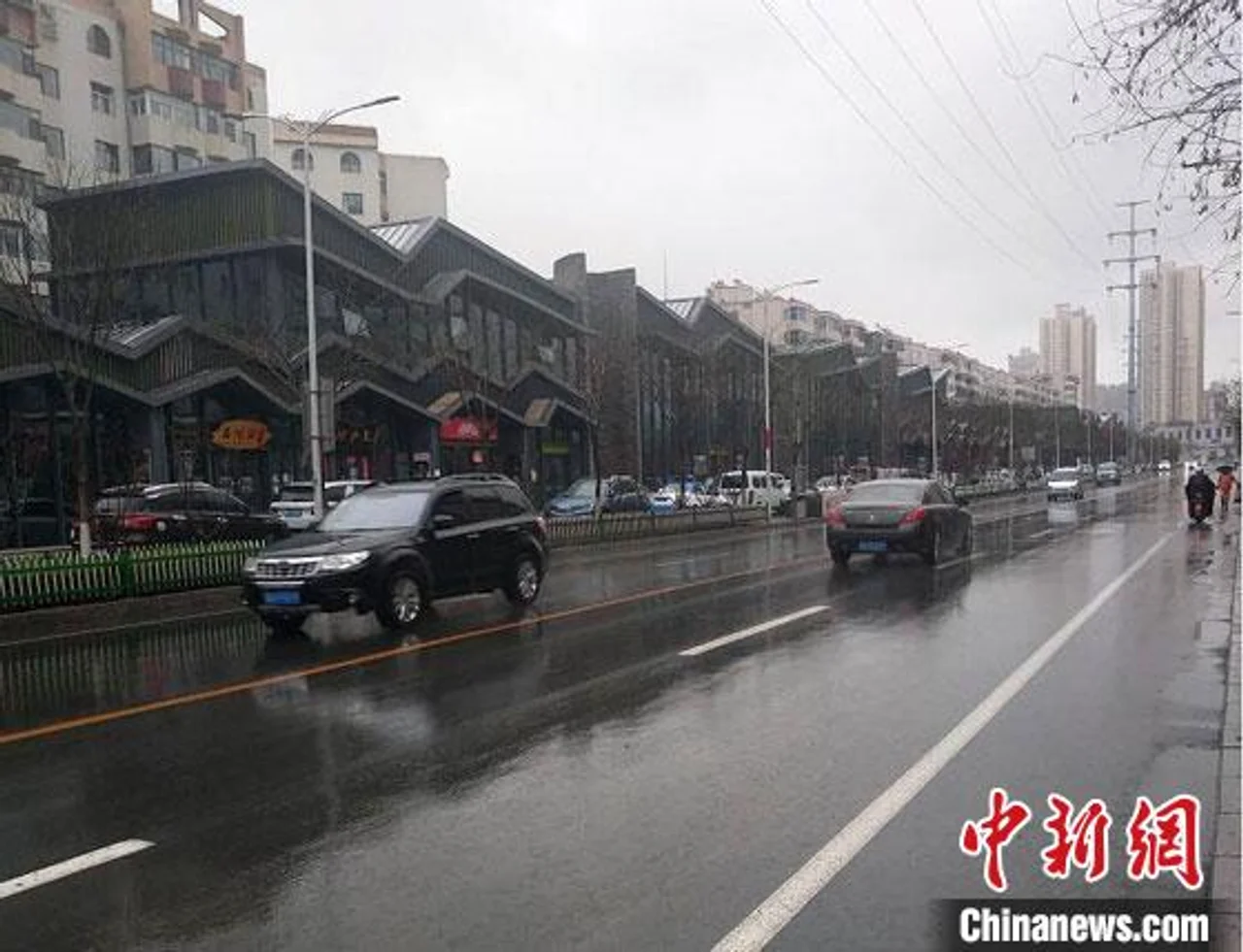 甘肃迎大风降温天气 局地降雪深度达13厘米