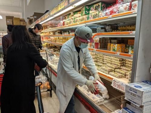 美媒：疫情致货源、人力不足 纽约多家华人超市将暂停营业