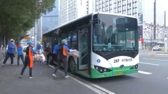 武汉公交变“大货” 爱心菜肉进社区