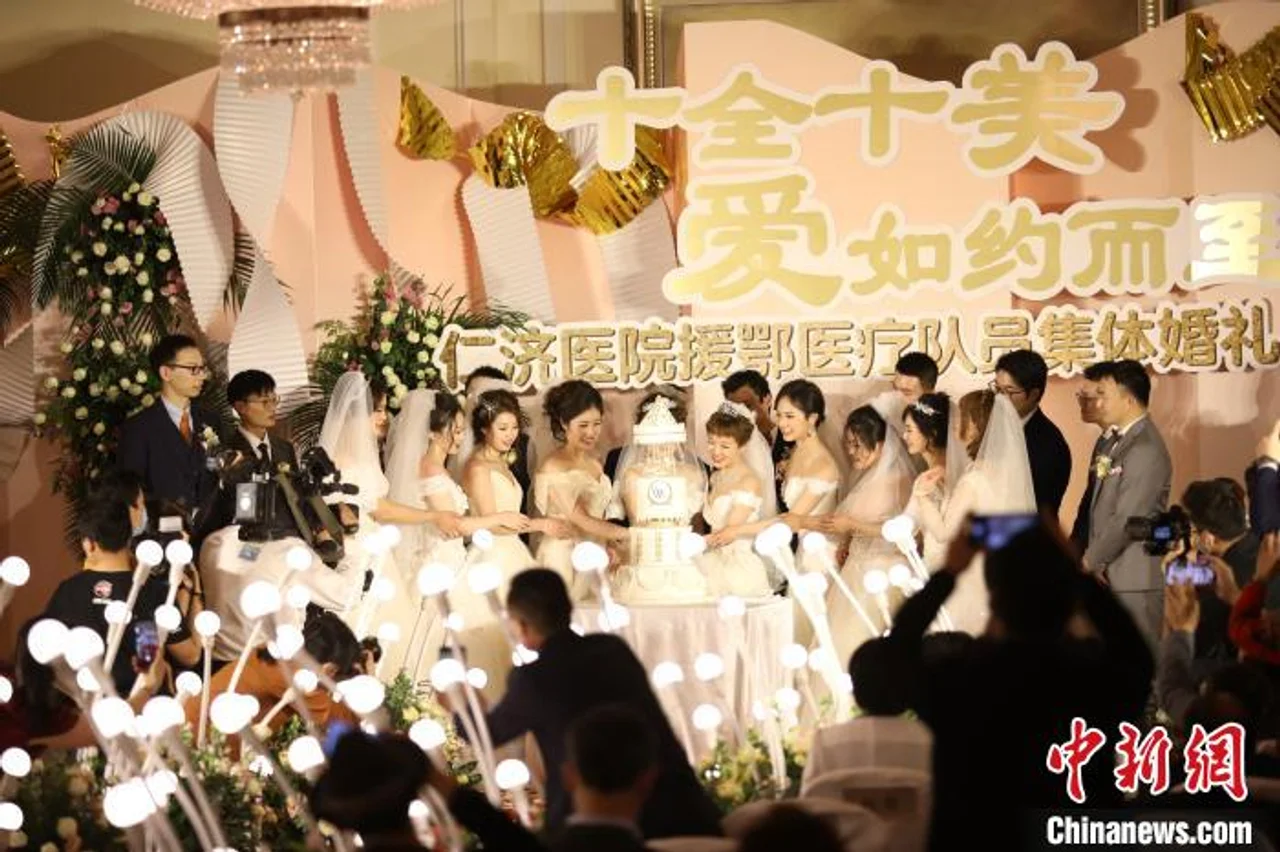 逆行“白衣战士”举行集体婚礼
