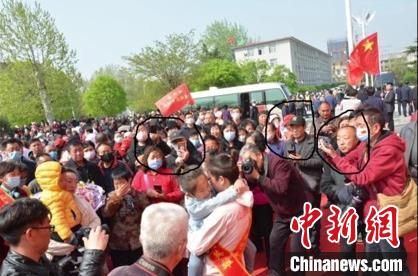 支援湖北医护在回乡仪式被偷手机 扒手被记者拍到正脸