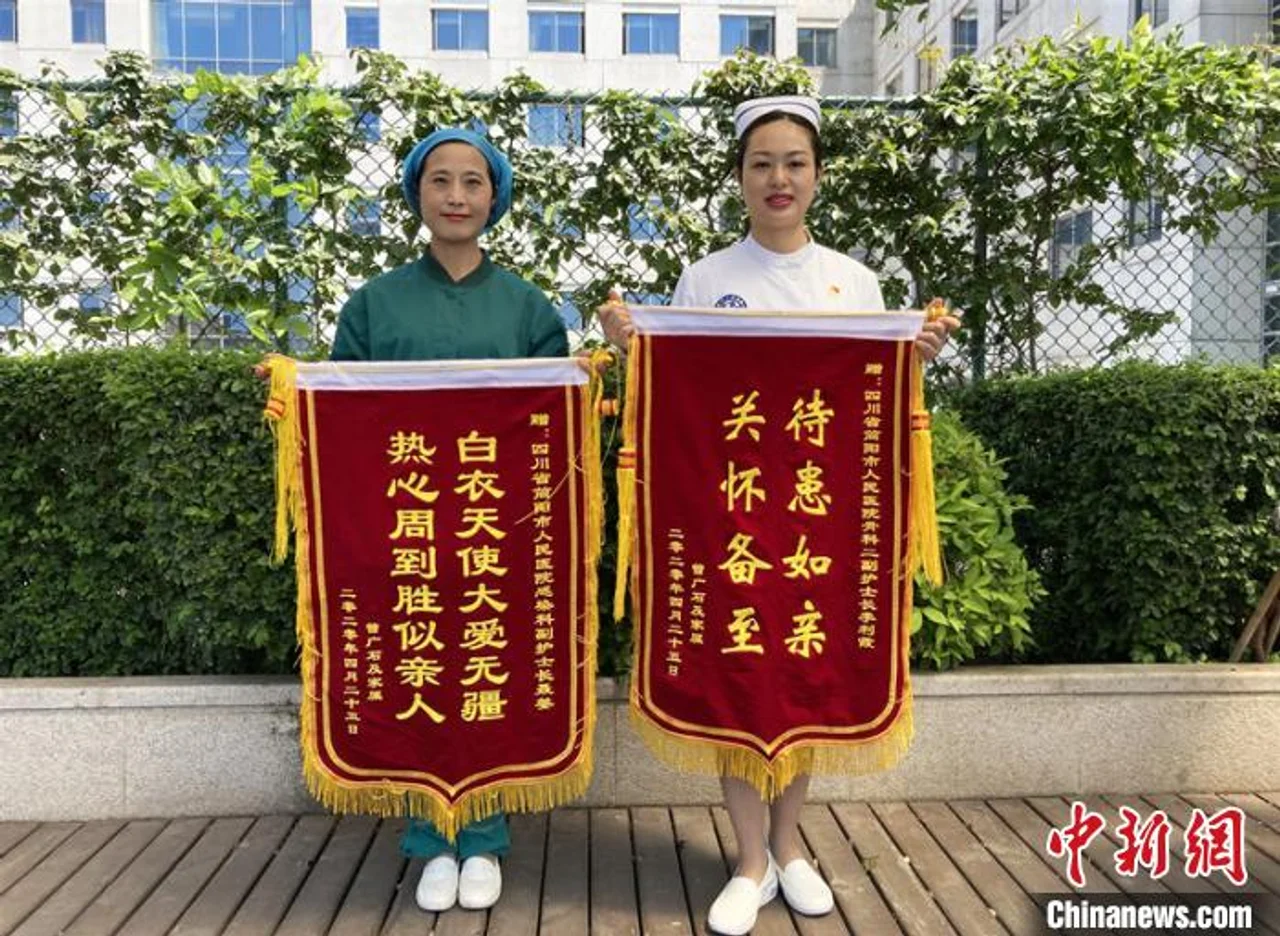 感谢救命之恩 武汉“军礼爷爷”给四川简阳护士寄来两面锦旗