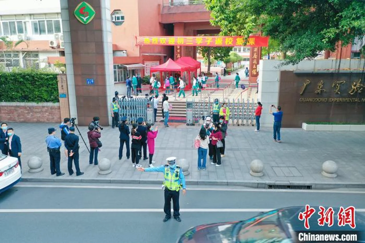 广州初三高三学生返校复学 逾3100名交警护航