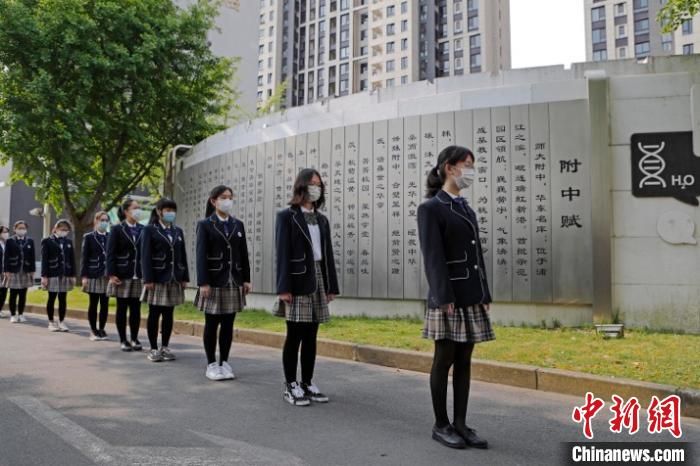 上海初、高中毕业班率先复学 全程严格防控