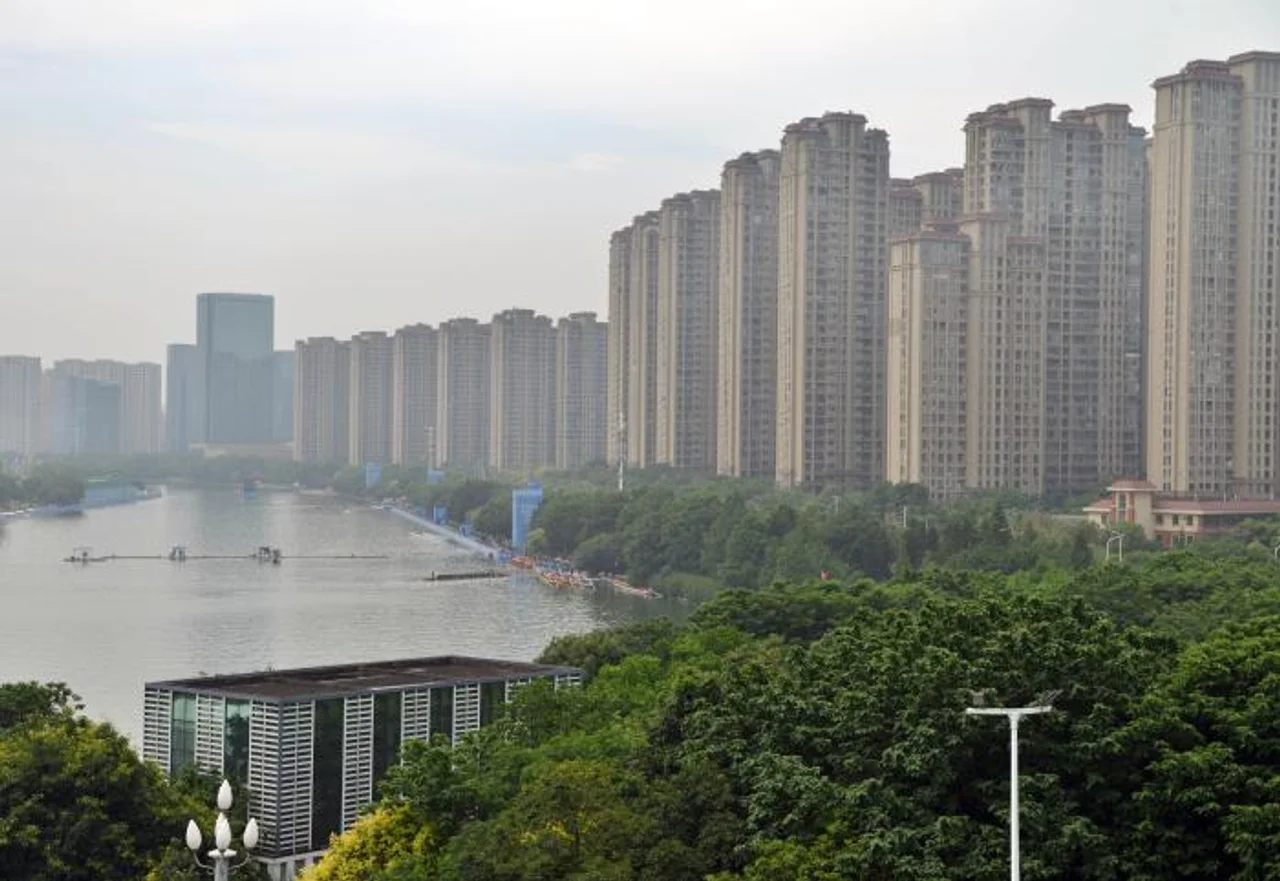 多地银行房贷可还到80岁,老人贷款额度低怎么办?工作人员:我们有接力贷