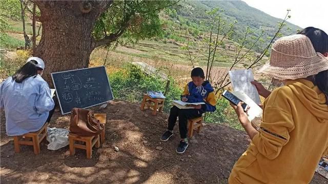 13名教师翻山越岭送教上门 25个村里265名学生哭了