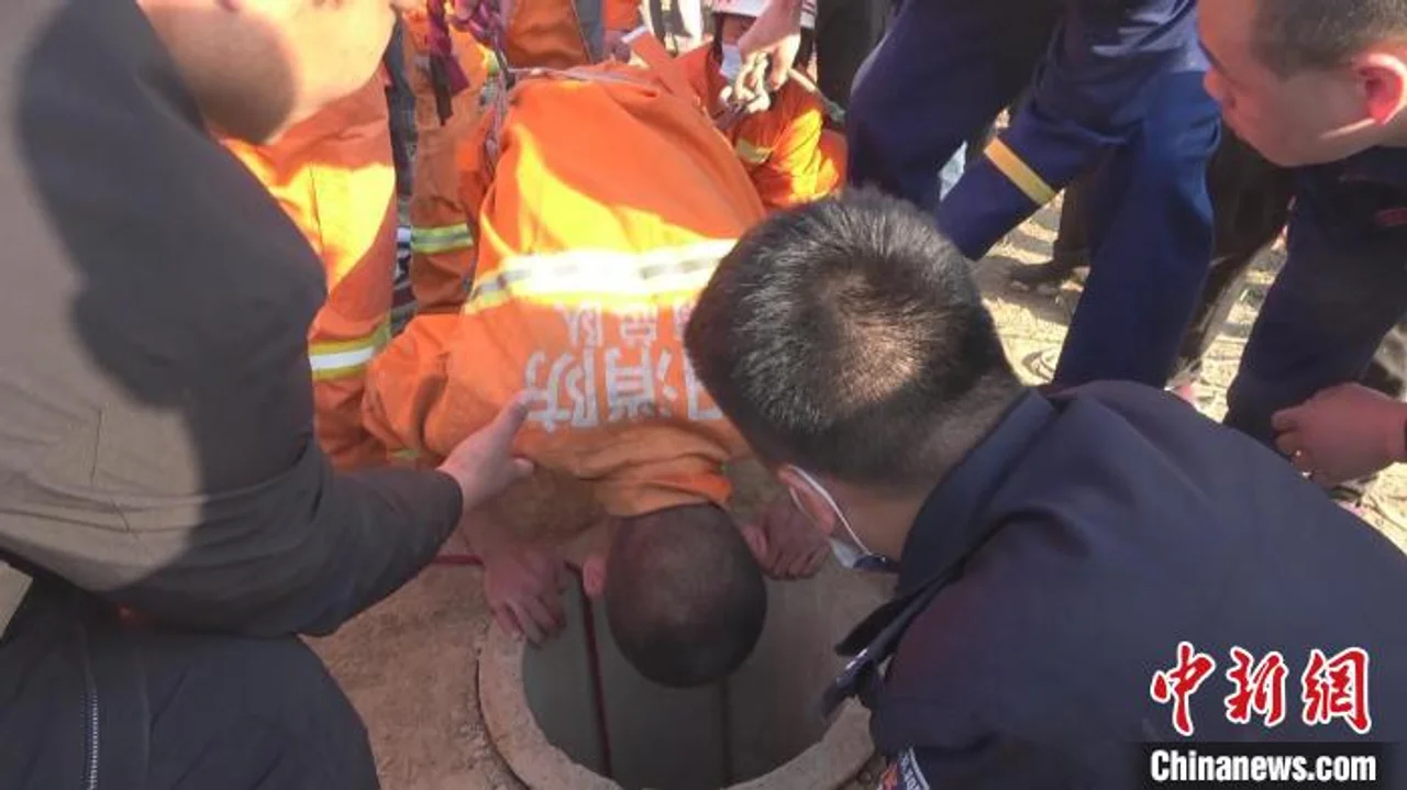 4岁男孩跌落40米水井 消防员“倒挂金钩”成功施救