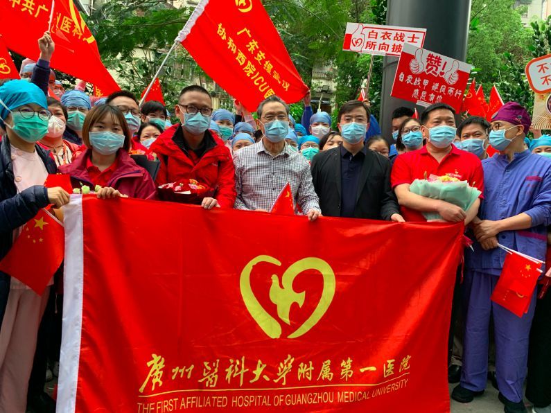 钟南山迎接“战友”回家：我们挺过来了！