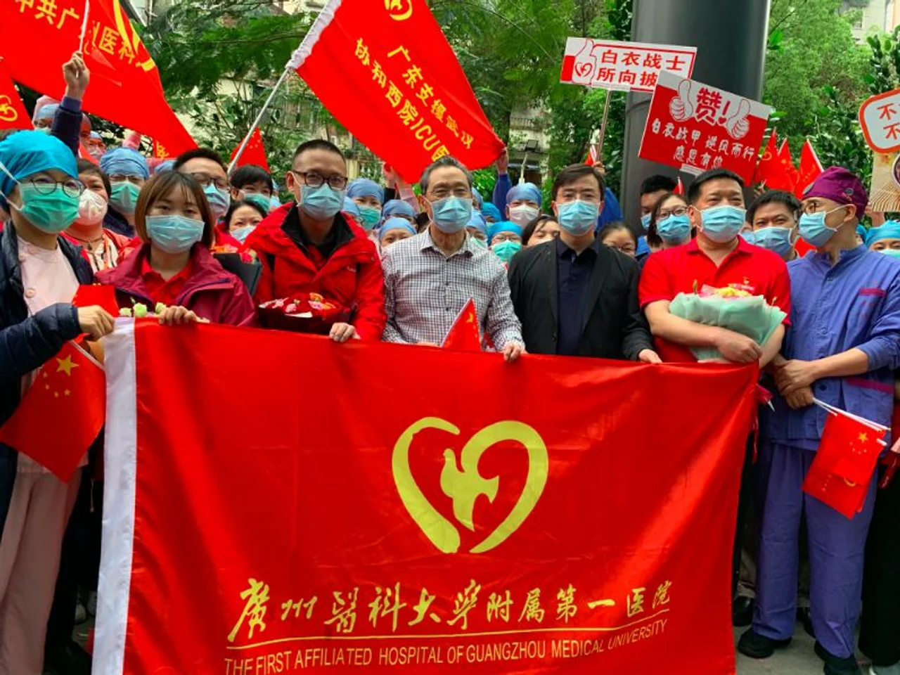 钟南山迎接“战友”回家:我们挺过来了!