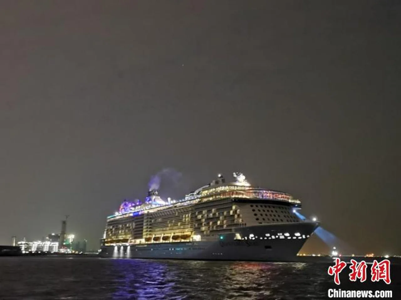 海洋量子号停靠上海 353名中国籍船员平安“回家”