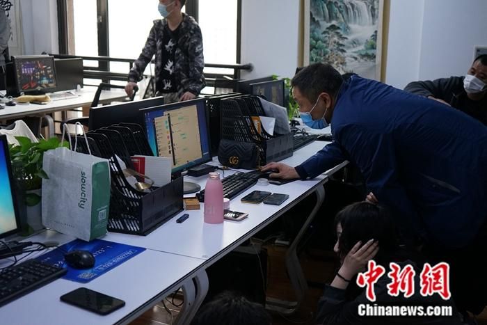 重庆警方破获特大电信网络诈骗案 涉及受害人千余名