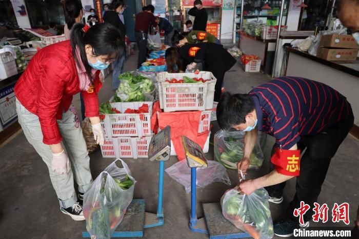 山西太原管控区里“蔬菜兄弟”的一天