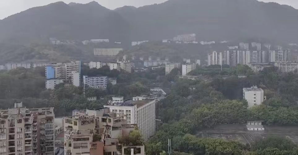 重庆沙坪坝开展人工增雨作业 部分镇街出现小雨