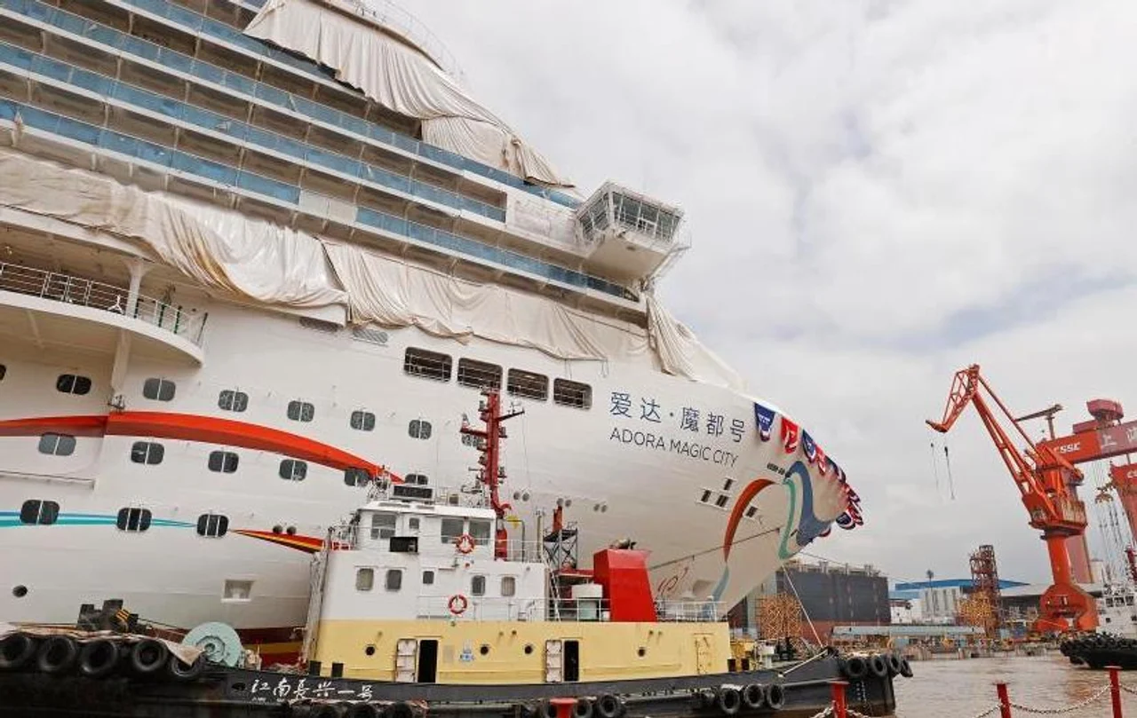首艘国产大型邮轮“爱达·魔都号”开始首次试航