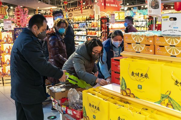 英媒关注疫情阴影下中国人怎么过春节：减少外出 齐心抗“疫” 