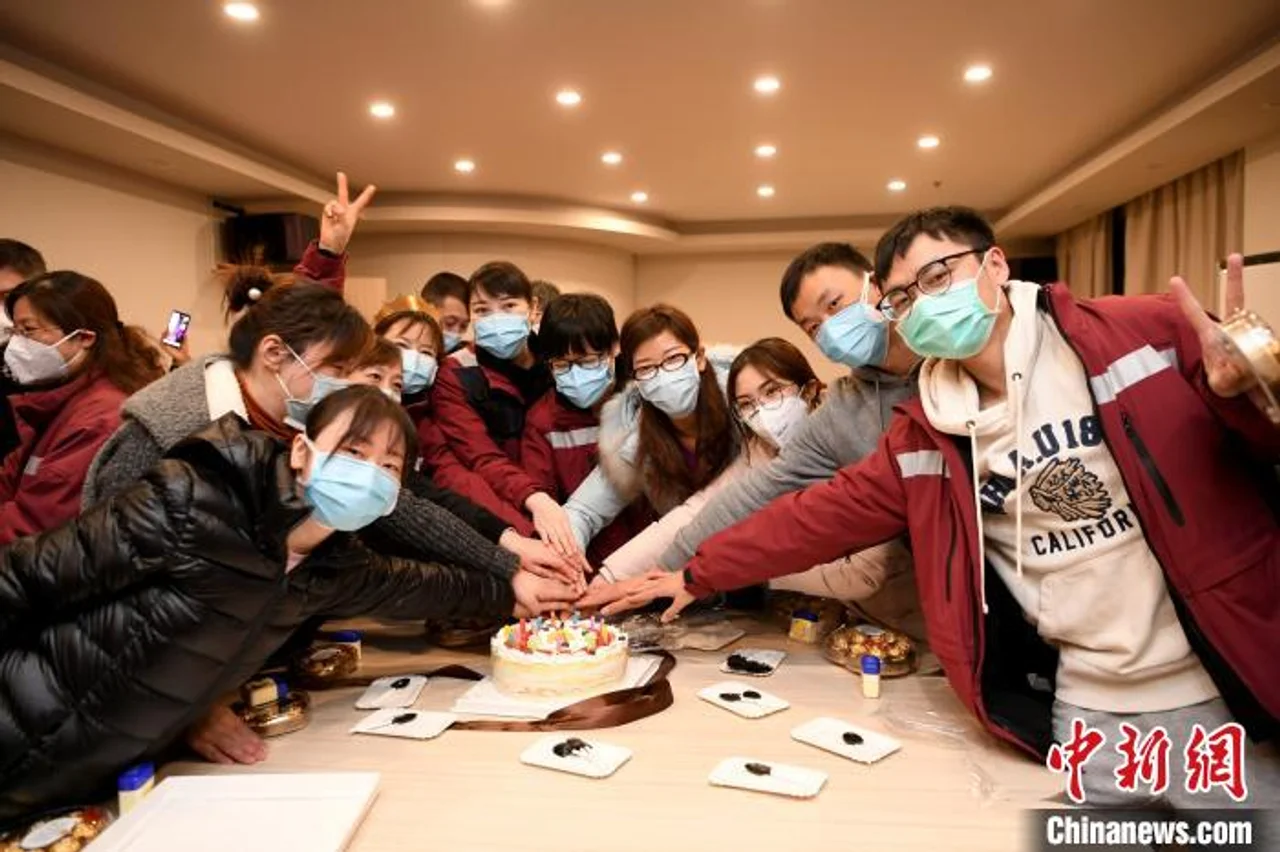 四川援鄂医疗队在武汉过集体生日