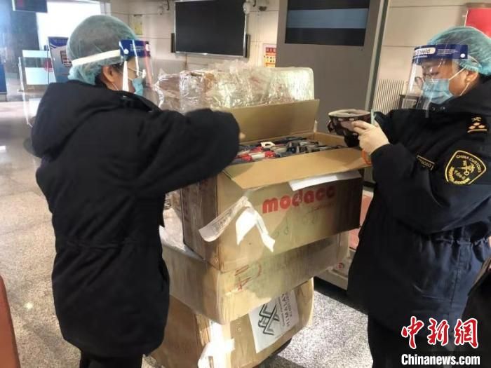 拉萨海关开绿色通道 验放首批进境疫情防控物资