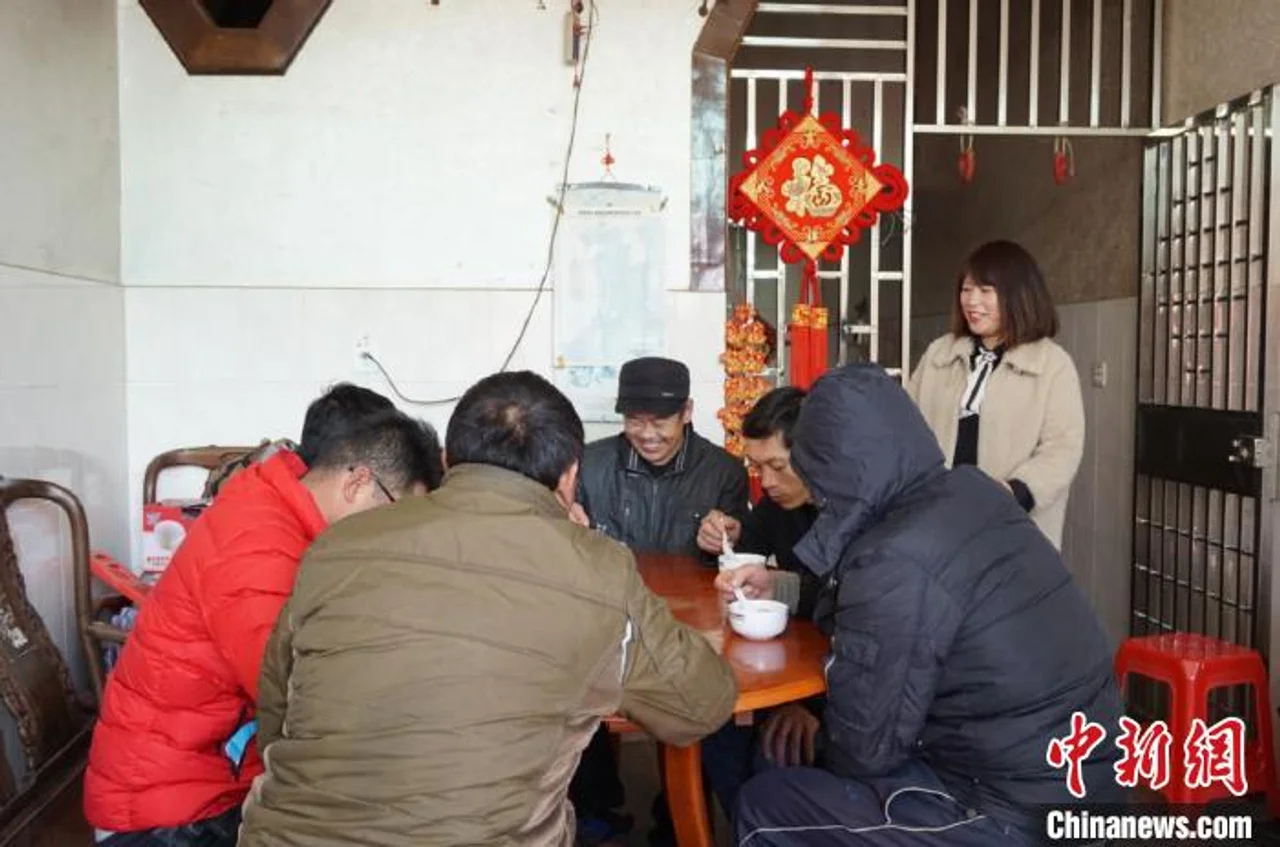 浙江温岭渔民夫妇的特殊春节 为他乡船员找到家的味道