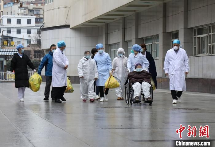 武汉一家祖孙三代患新冠肺炎 同日治愈出院