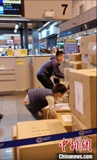 旅行团分摊重量从泰搬146箱防护服 娃也当起搬运工