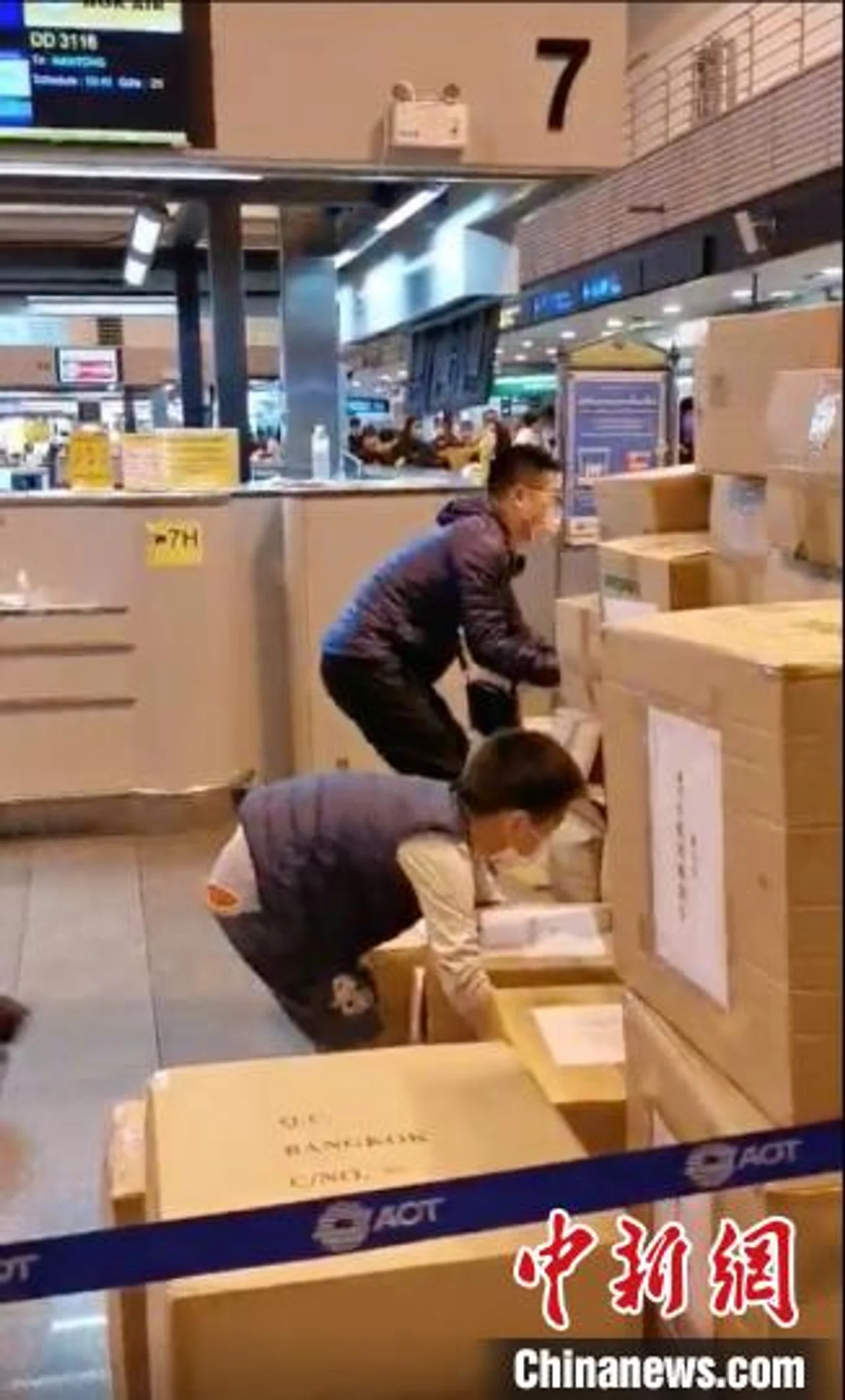 旅行团分摊重量从泰搬146箱防护服 娃也当起搬运工