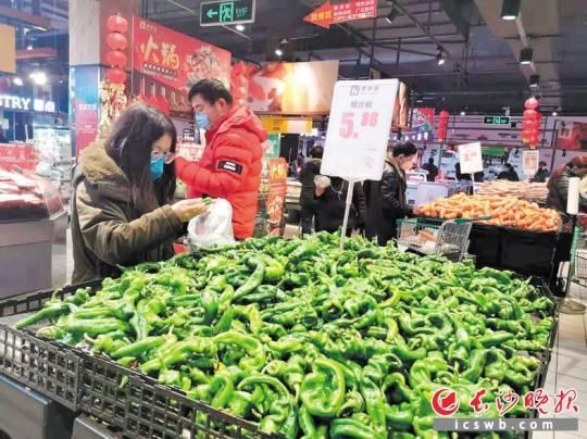实地探访湖南长沙超市市场：蔬菜摆成堆 粮油满货架