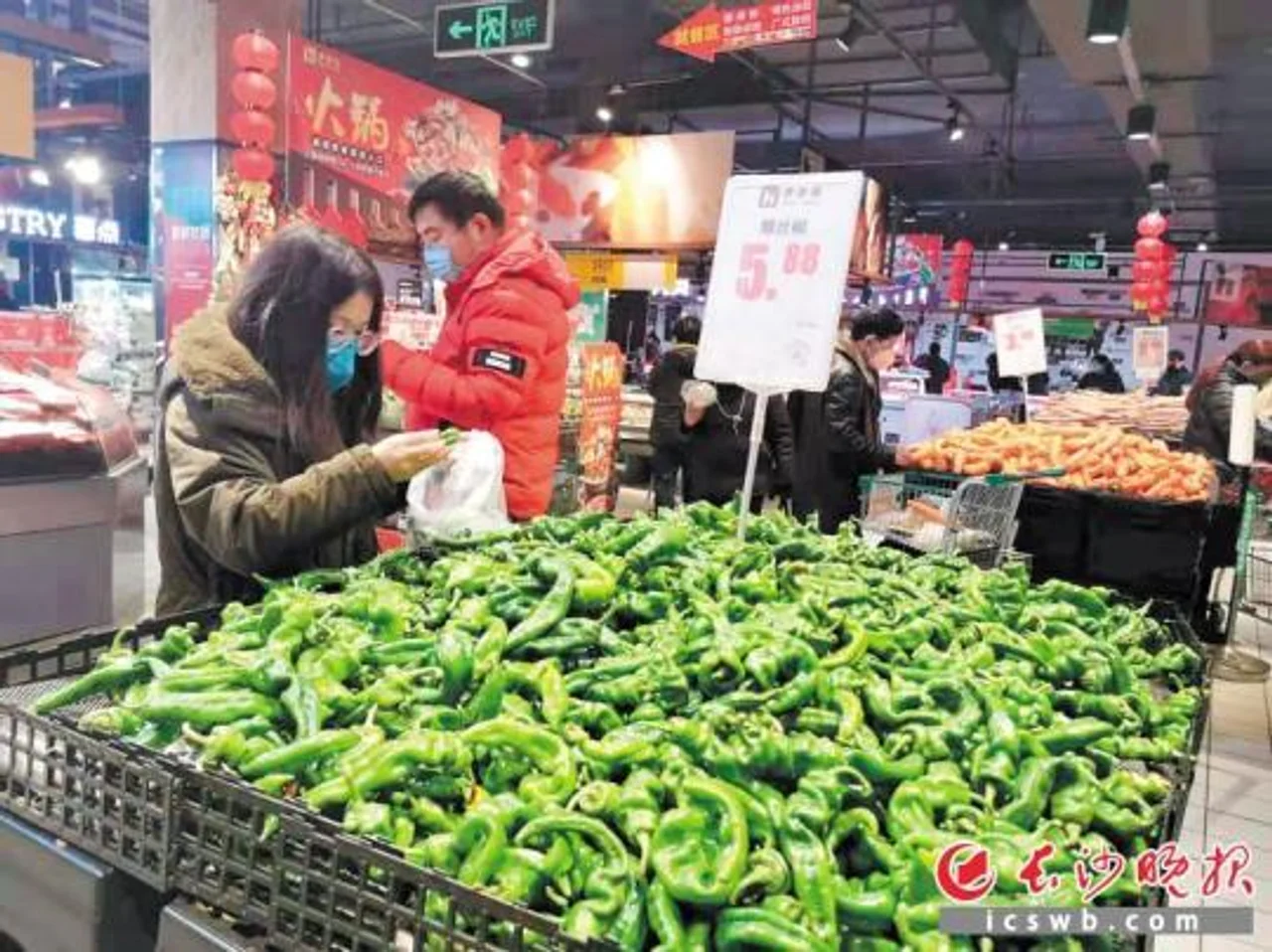 实地探访湖南长沙超市市场:蔬菜摆成堆 粮油满货架