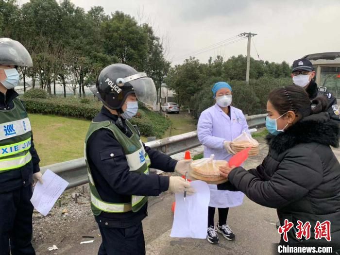 “亲爱的邻居你并不孤单” 新疆暖心姑娘用爱共坚守