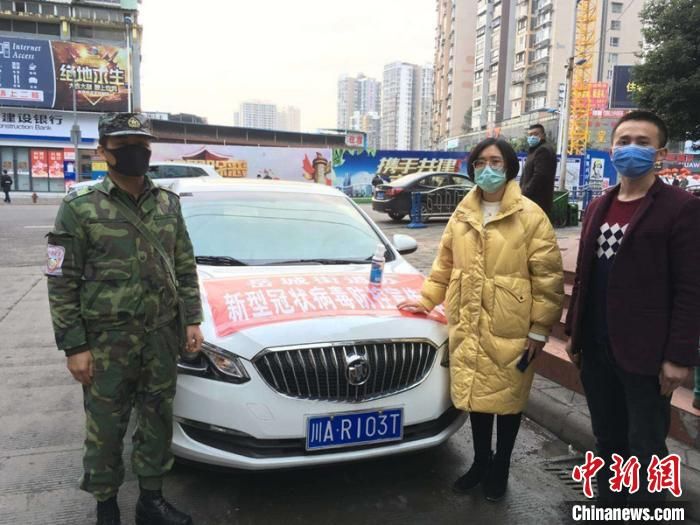 退役老兵自印万份“防肺炎宝典” 不分昼夜进行宣传令人点赞
