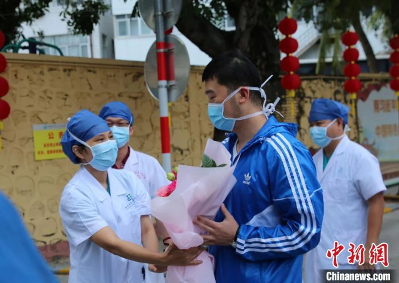 海南首例新冠肺炎治愈者出院 自行走出医院隔离区