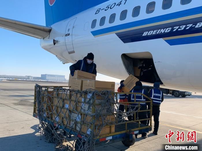 黑龙江省首批24万只境外医疗口罩抵哈 最短时间内送达疫情防控第一线