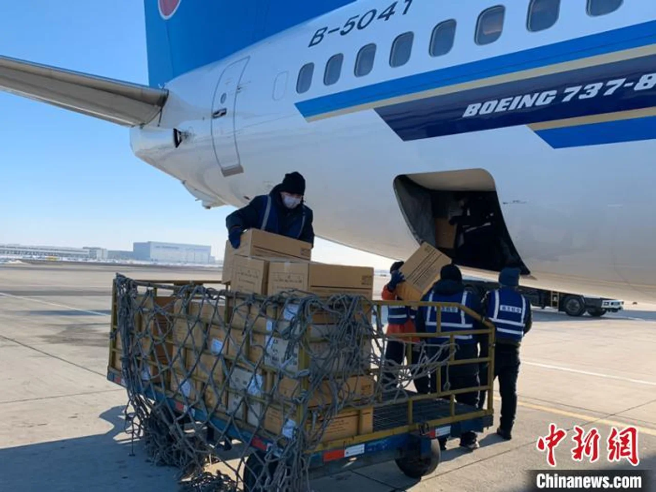 黑龙江省首批24万只境外医疗口罩抵哈 最短时间内送达疫情防控第一线