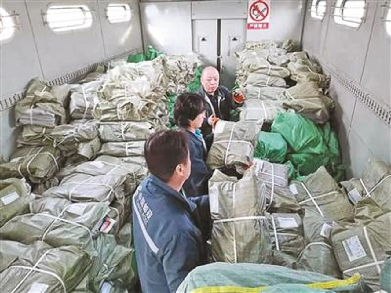 邮政火车押运员:赶到哪儿就在哪儿过年 早就习惯了