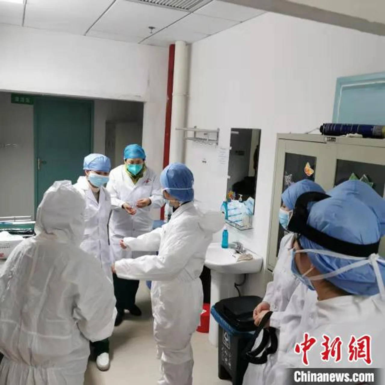 直击广西首批医疗队援鄂抗疫 有队员穿纸尿裤“上阵”