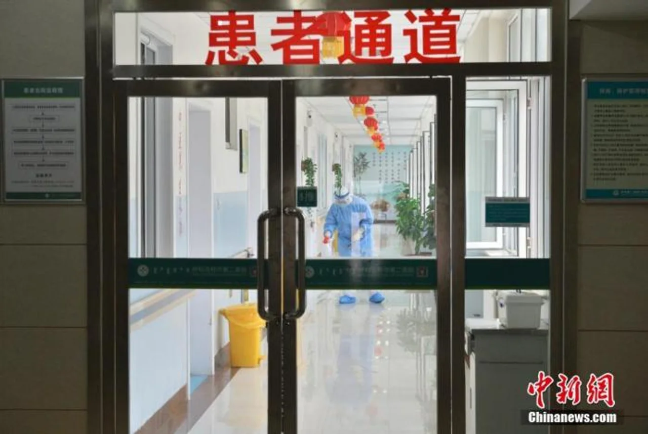 新疆战“疫”医务人员:连夜“造”门诊 穿纸尿裤上岗