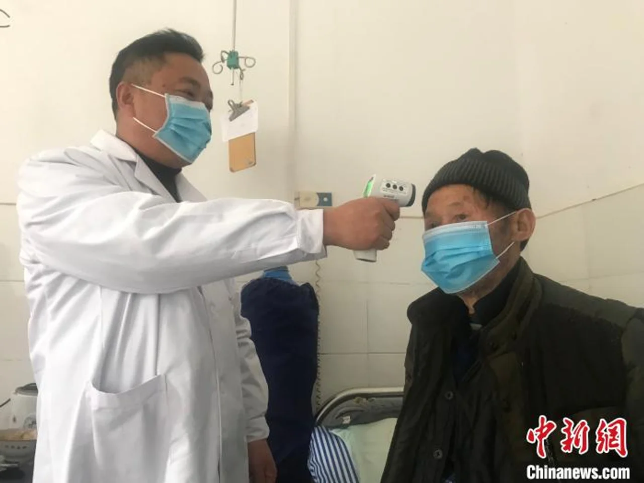 扛起职责义无反顾 湖南党员把党旗插在疫情防控最前线