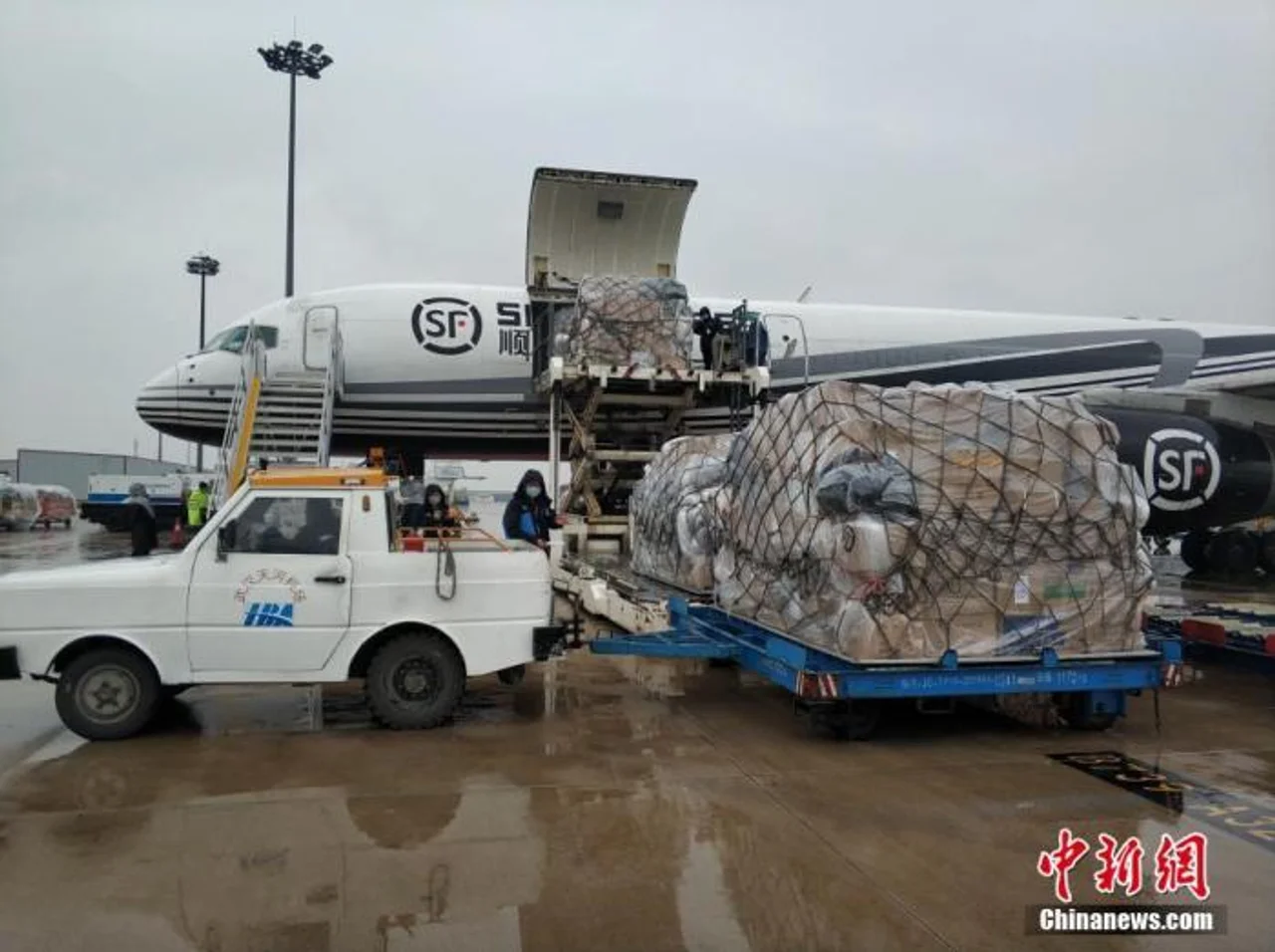 武汉全力保障市内交通运输 一线人员安排公交集中出行