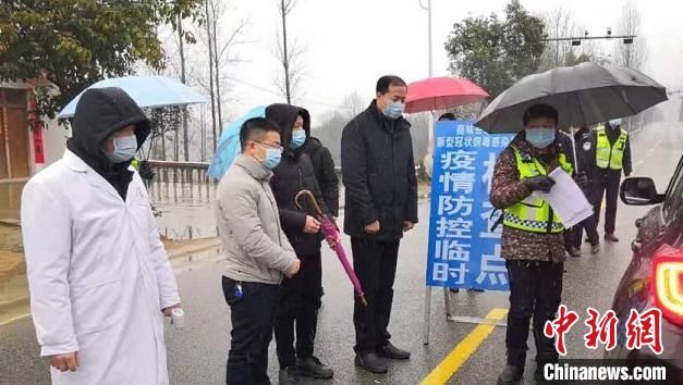 河南南大门“守护者”：过家门不入是为更多人能回家