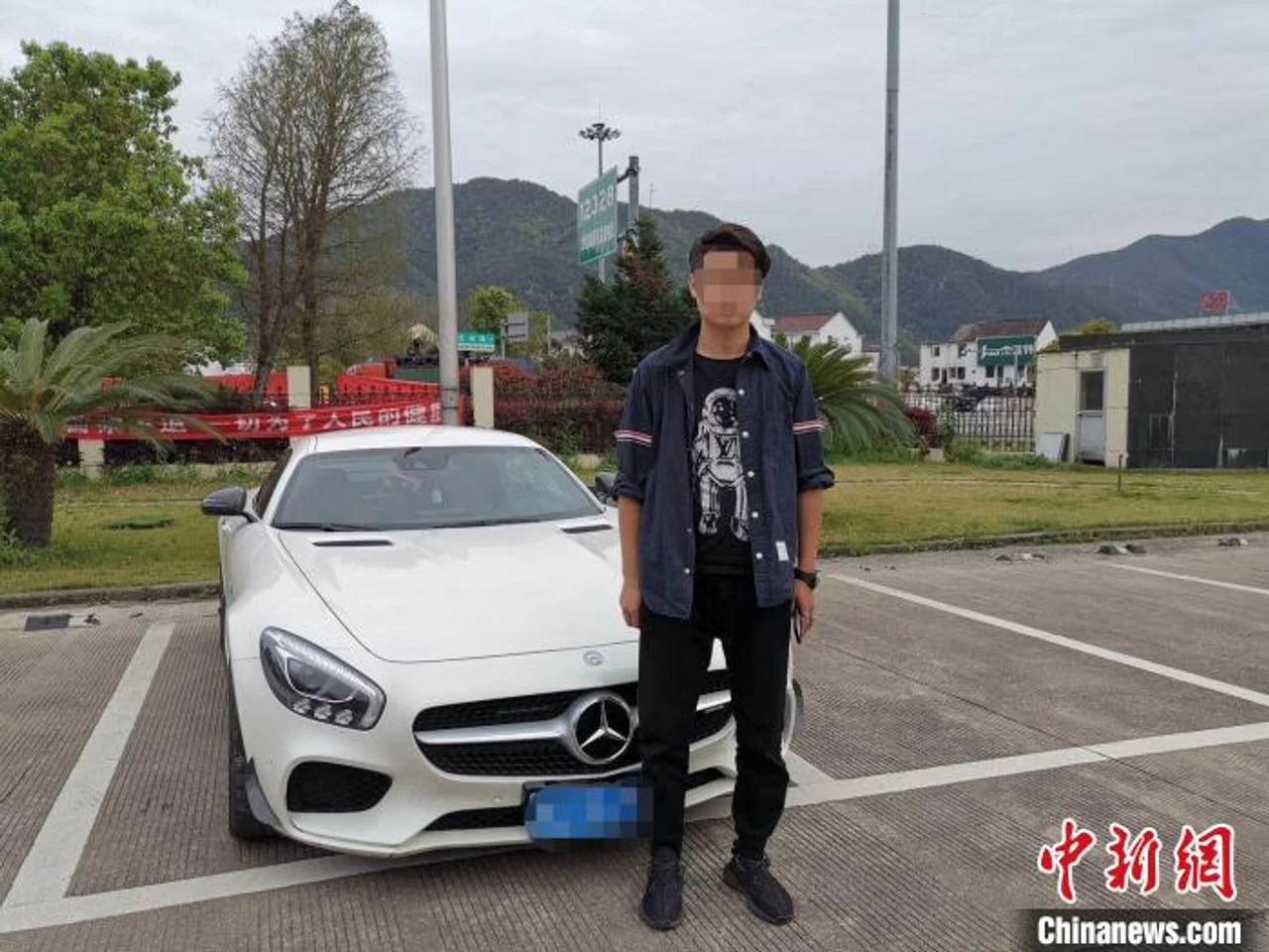 浙江一“95后”驾百万豪车 交警面前“疯狂”违法被查