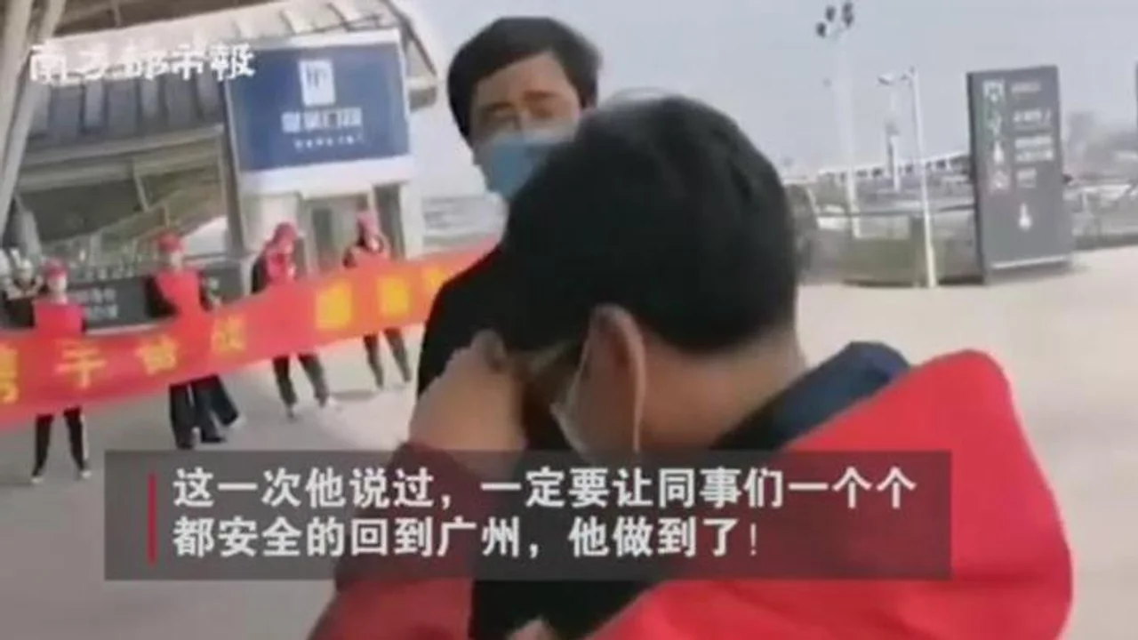 张忠德掩面拭泪送别队友返粤,自己选择留守雷神山抗疫