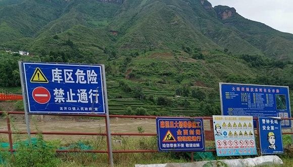 云南鹤庆1200万建成大桥变“豆腐渣”？交通局：超载损坏，去...