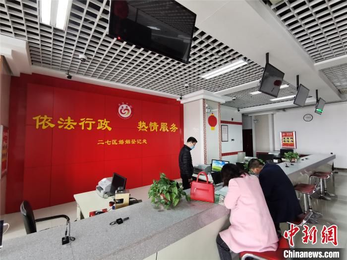 疫情下的婚姻登记处：结婚的少，离婚的更少