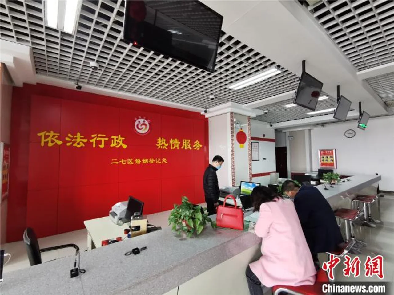 疫情下的婚姻登记处:结婚的少,离婚的更少