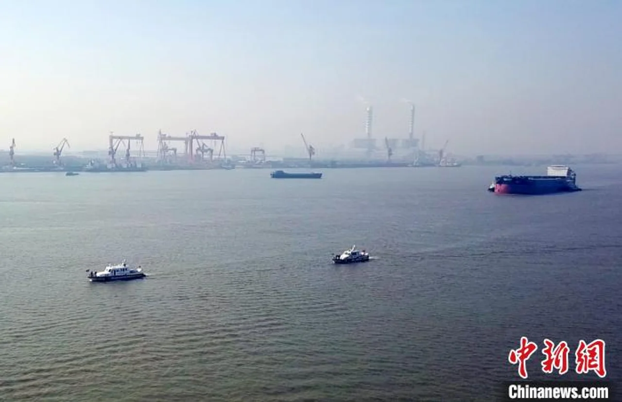 长江海事为64000吨巨轮出厂进江保驾护航