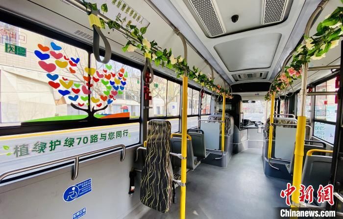 植树节来临 上海这辆公交车上“种”了一棵“树”
