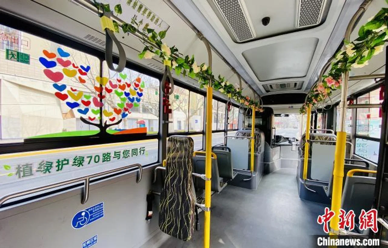 植树节来临 上海这辆公交车上“种”了一棵“树”