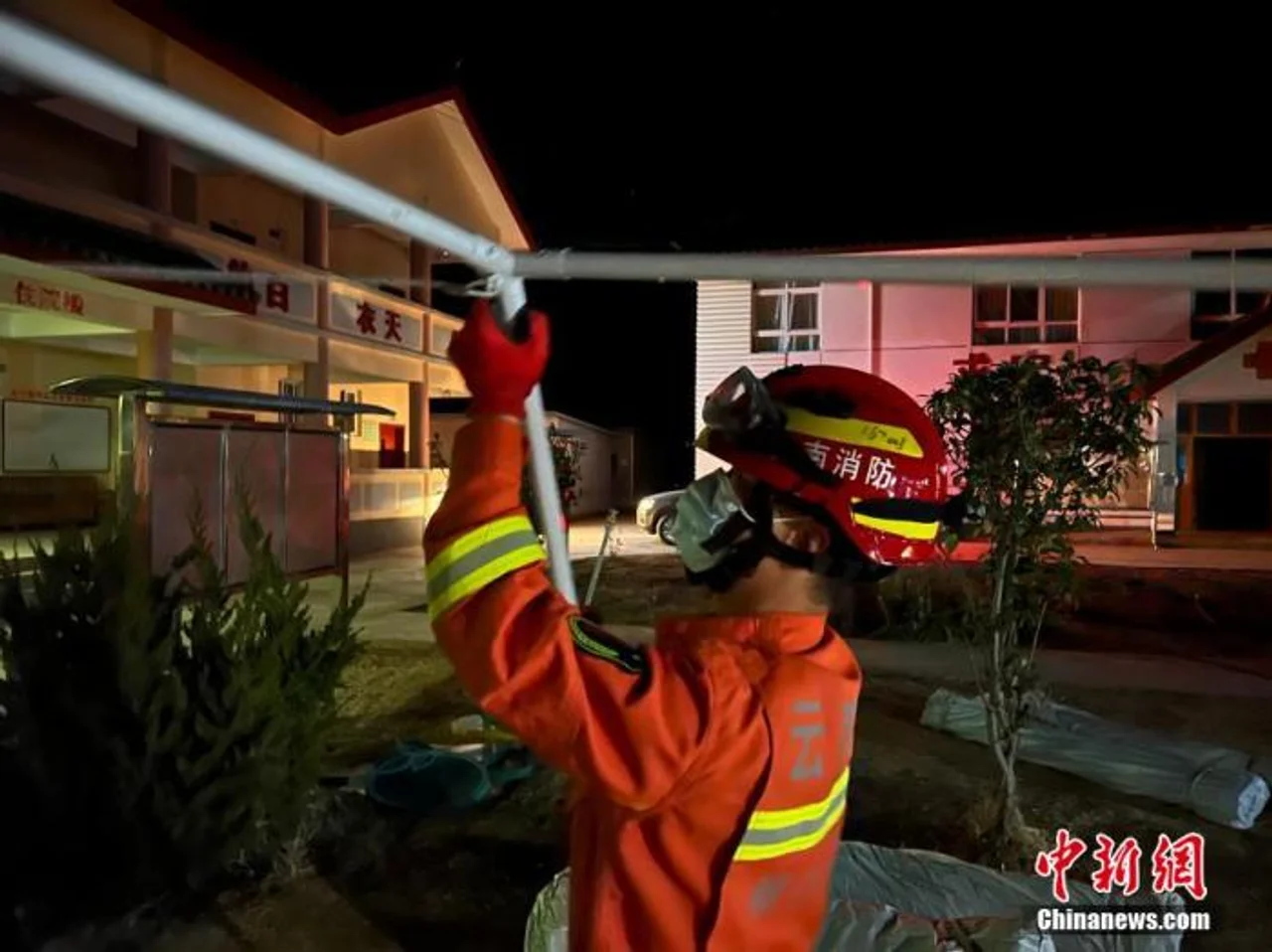 云南首批救灾物资已发往丽江宁蒗地震灾区
