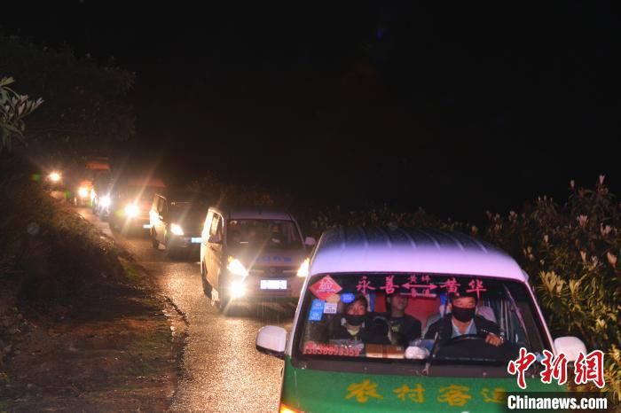 云南永善集中易地扶贫搬迁 警方全程护送绕过“山路十八弯” 