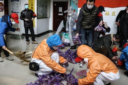 武汉平凡英雄志愿者战“疫”故事：不同的方式 同样的守护