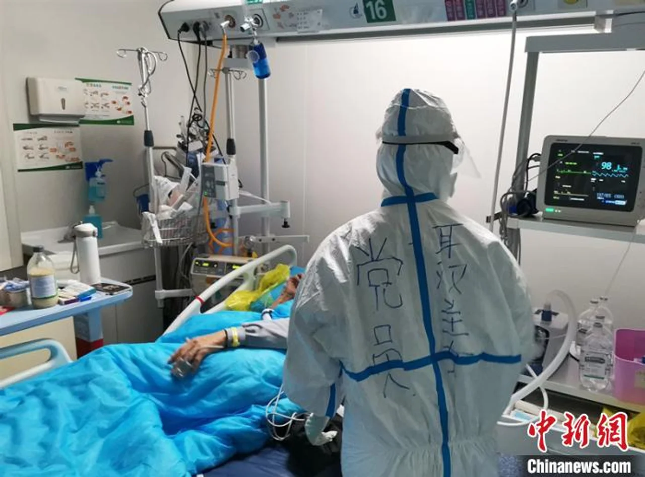 把“党员”写在防护服上:更好地为重症患者服务